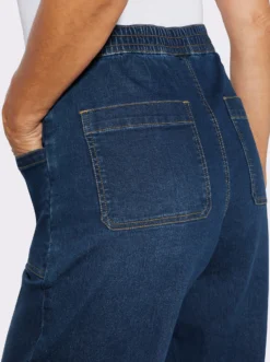 Jeans mit weit geschnittenen Beinen