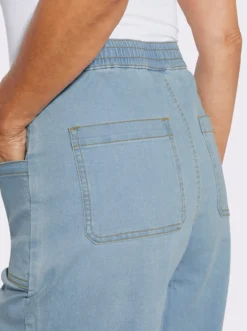 Jeans mit weit geschnittenen Beinen
