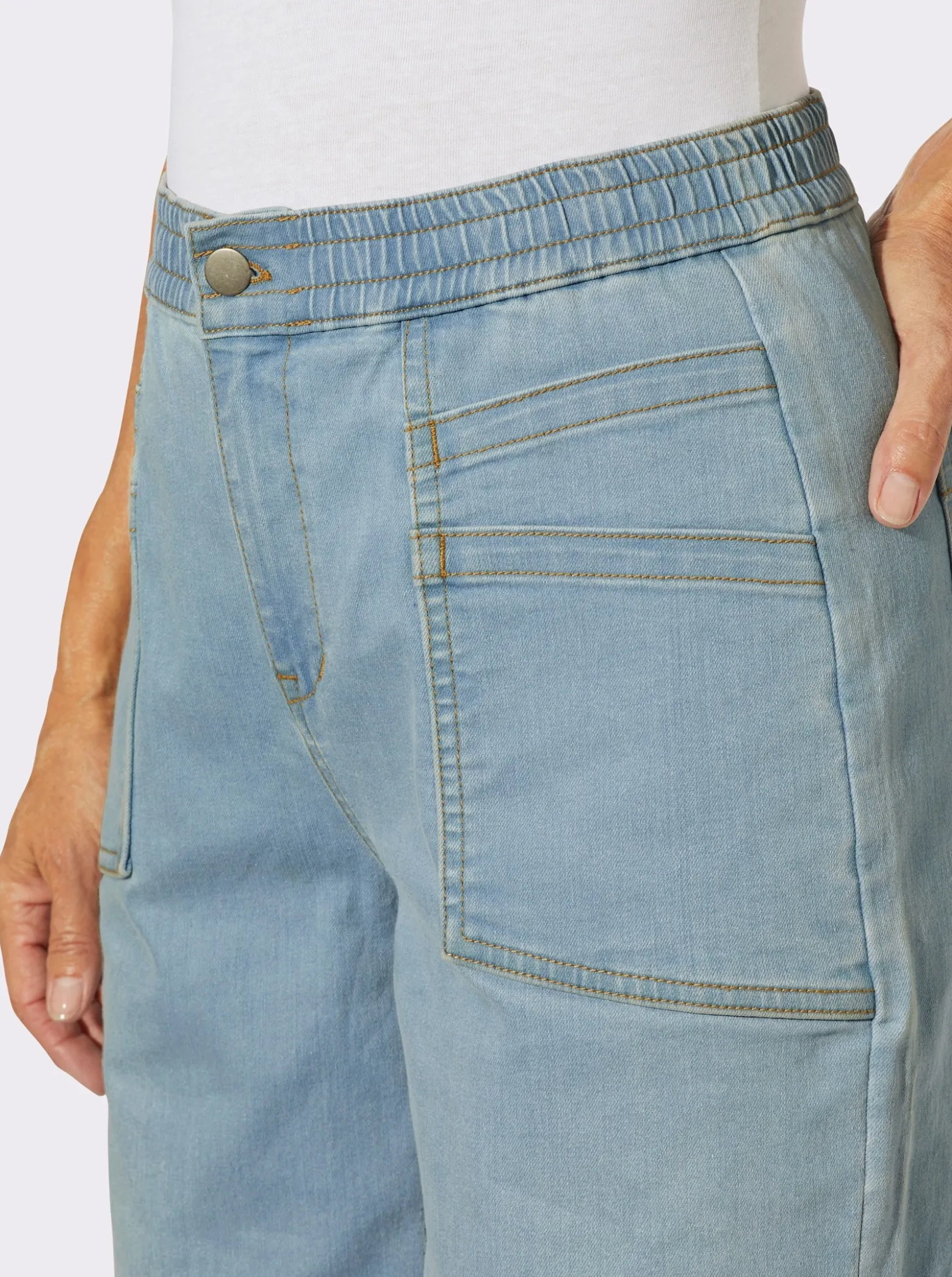 Jeans mit weit geschnittenen Beinen