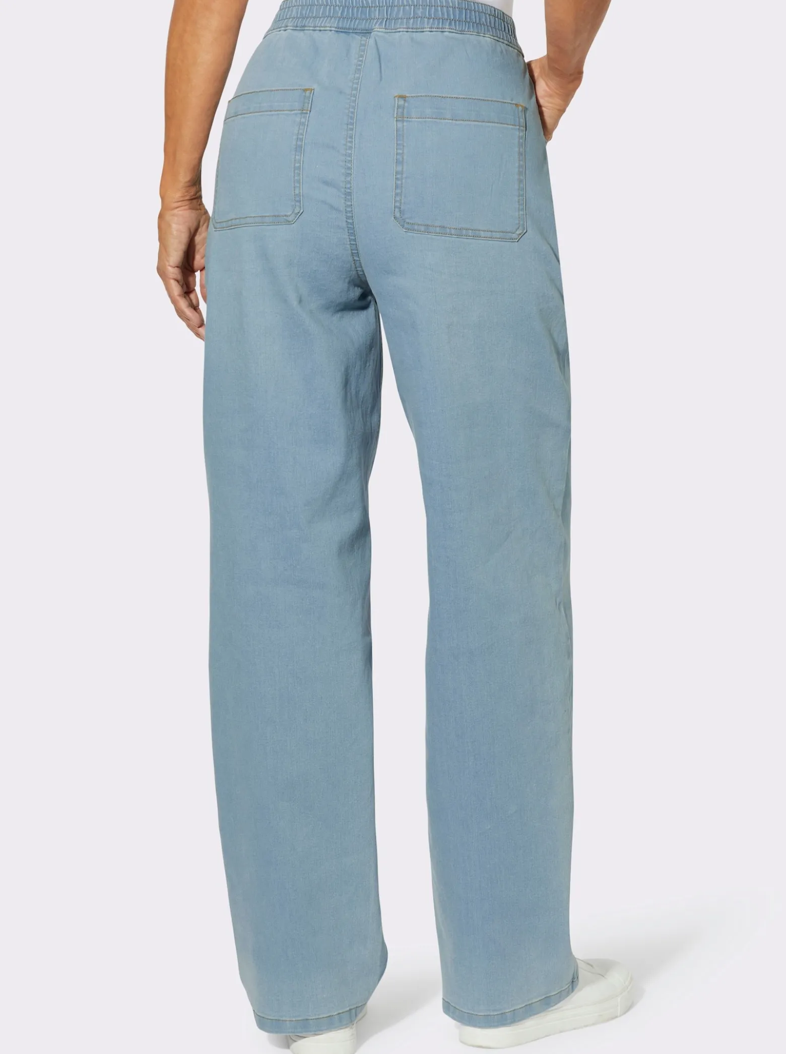 Jeans mit weit geschnittenen Beinen