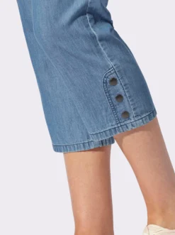 3/4-Jeans mit Zierknöpfen