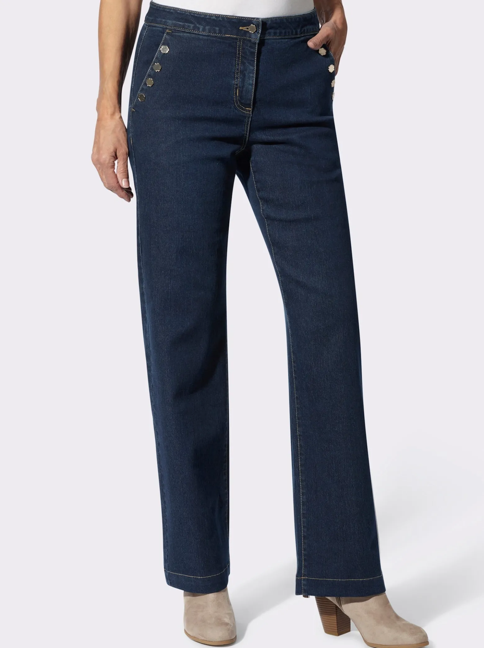 Jeans mit Zierknöpfen