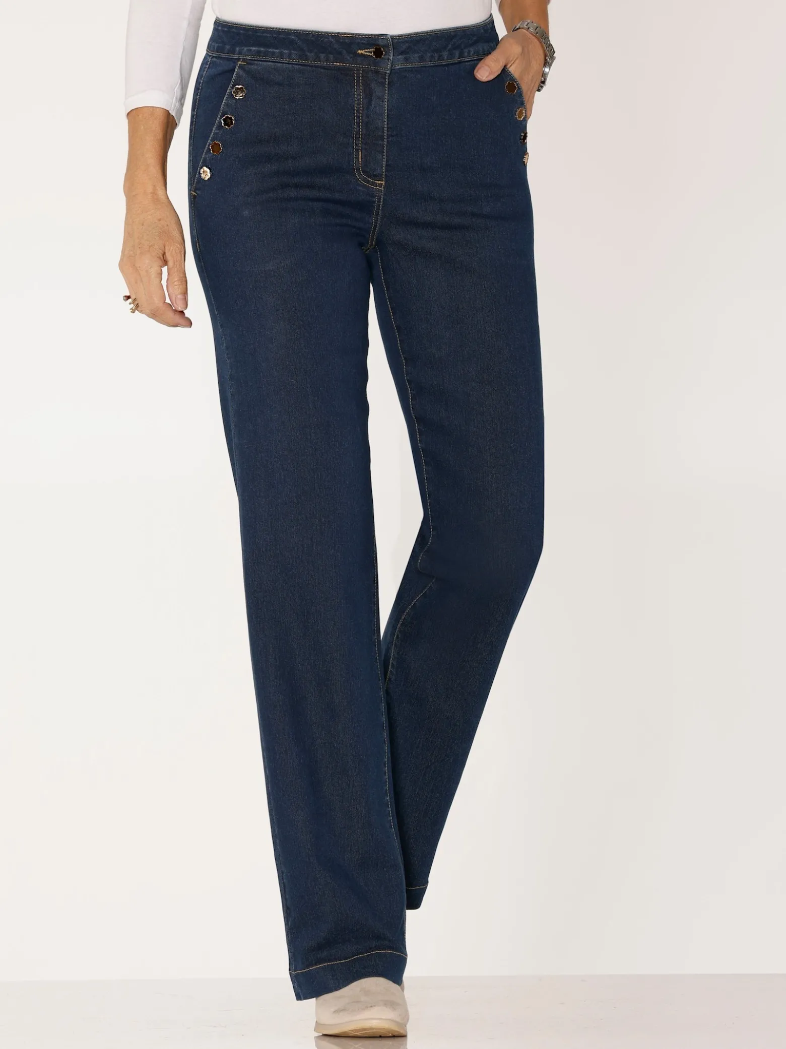 Jeans mit Zierknöpfen