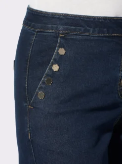 Jeans mit Zierknöpfen