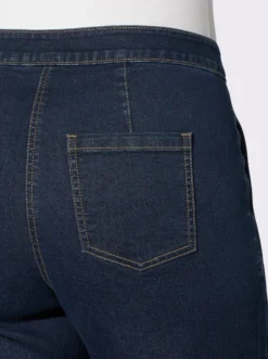 Jeans mit Zierknöpfen