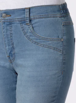 Jeans mit Ziernaht an den Taschen