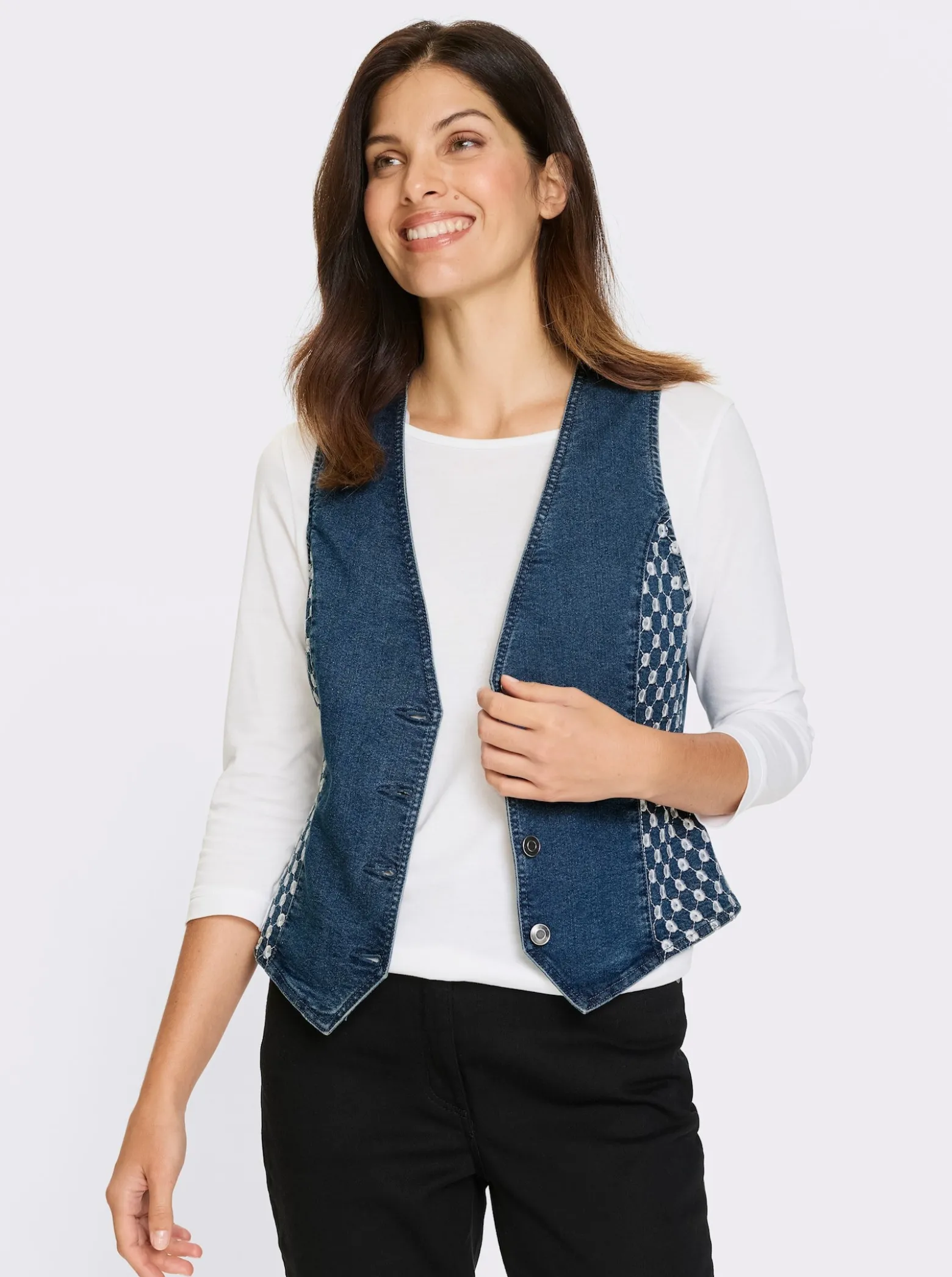 Jeansweste mit Lochstickerei