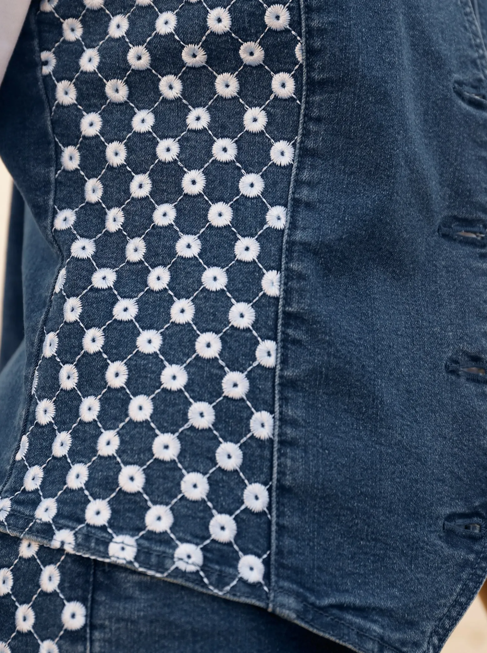 Jeansweste mit Lochstickerei