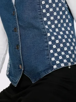 Jeansweste mit Lochstickerei