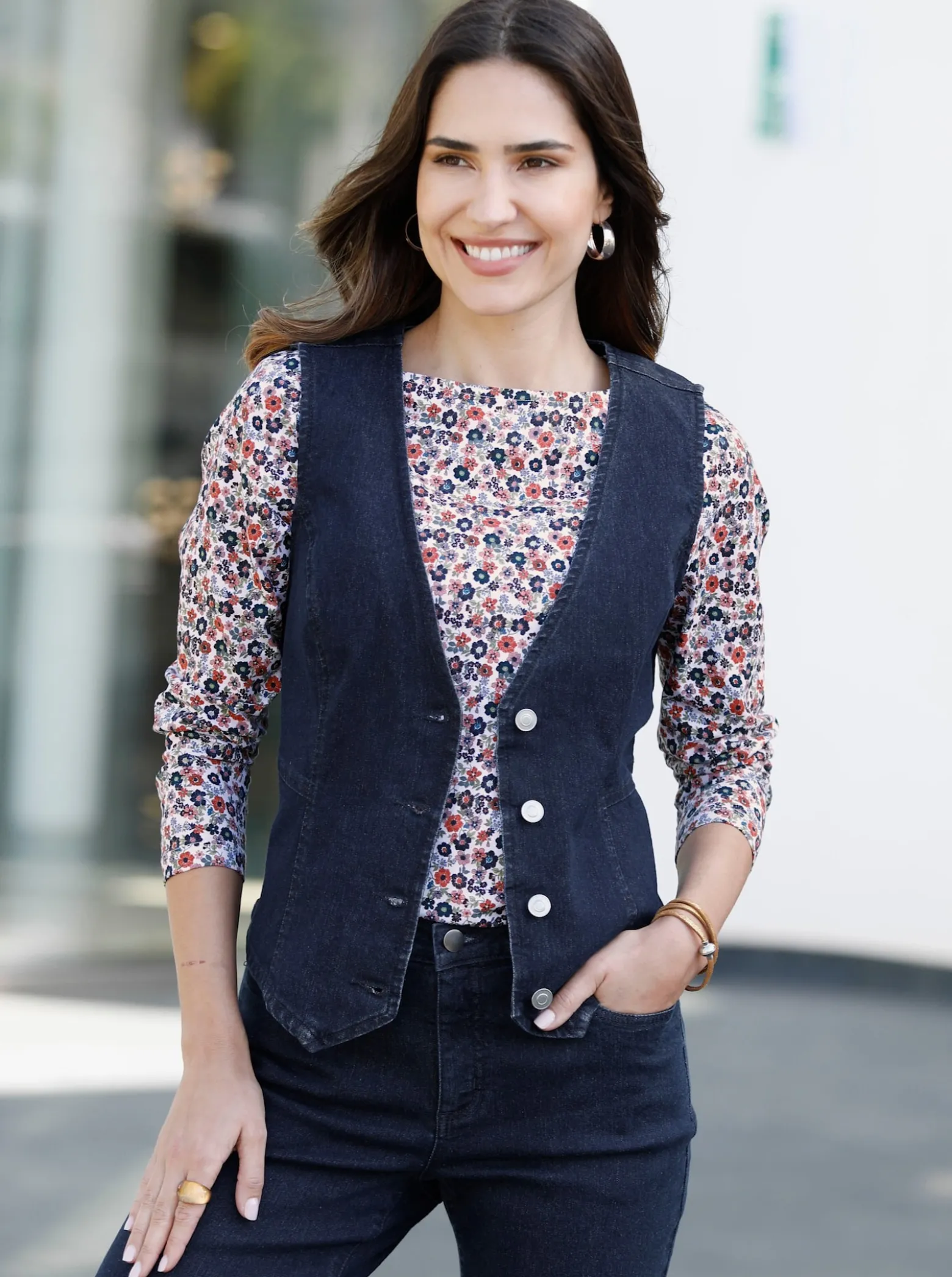 Jeansweste mit spitz zulaufendem Saum vorne