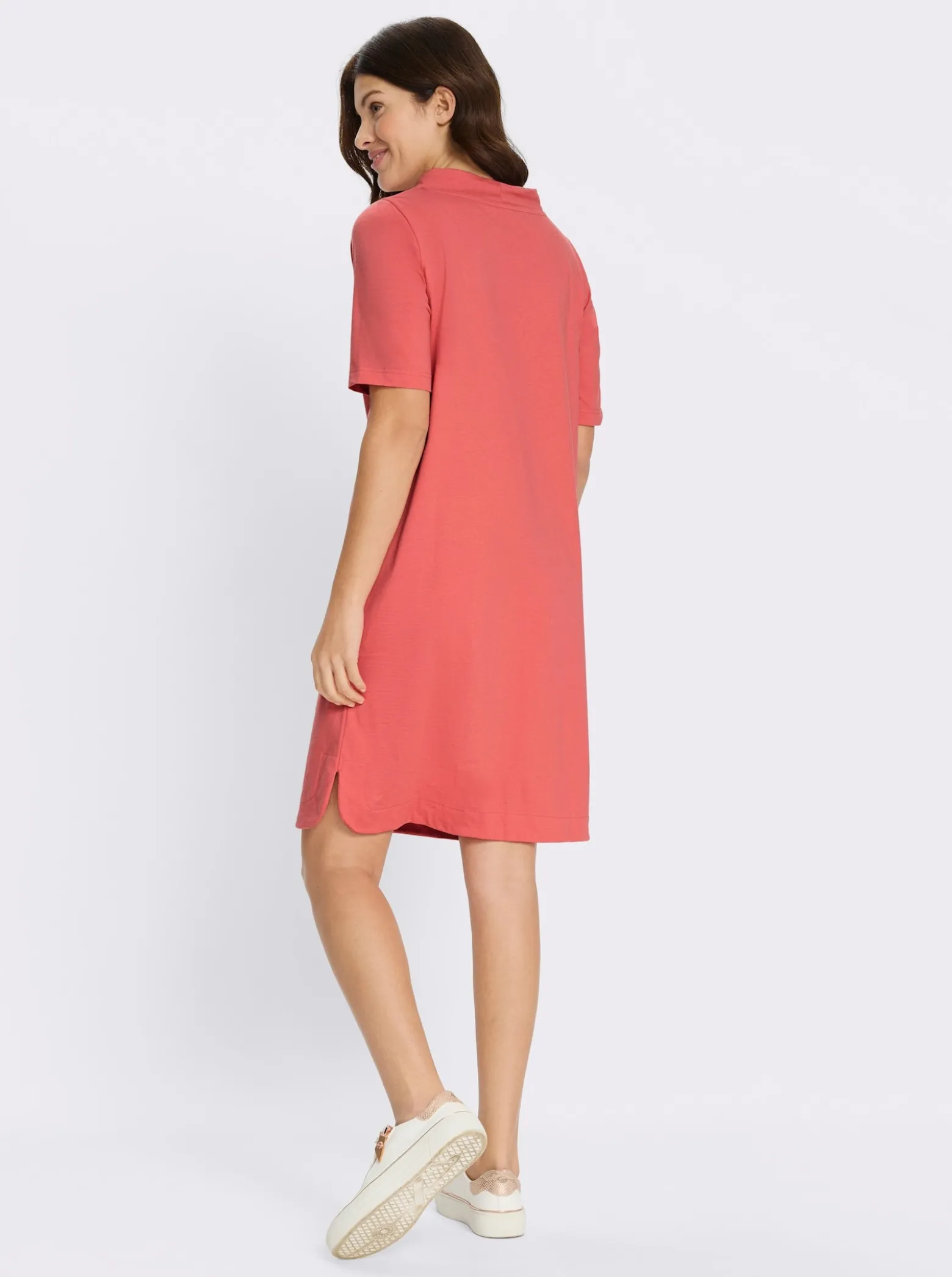 Jerseykleid mit abgerundeten Seitenschlitzen