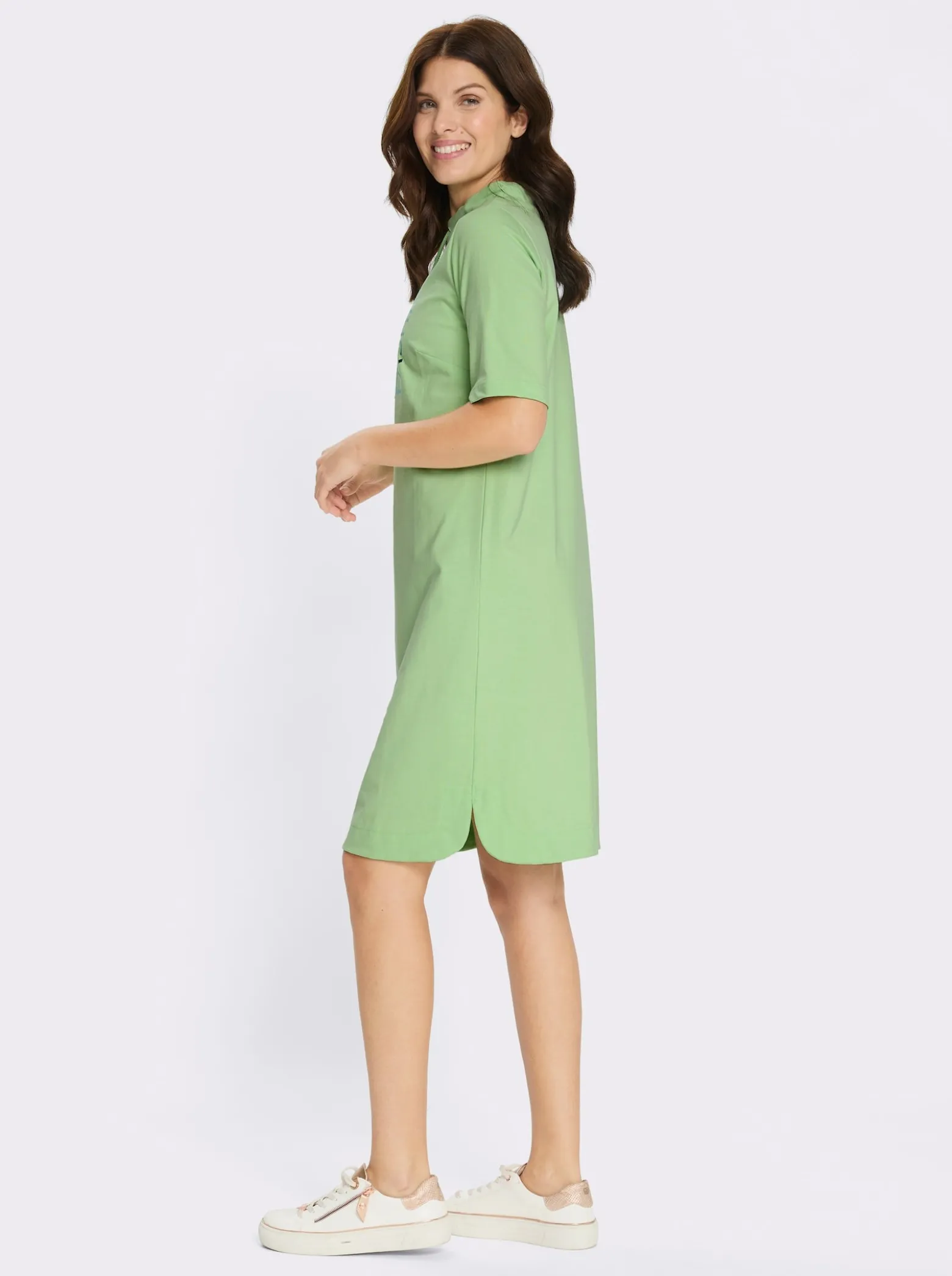 Jerseykleid mit abgerundeten Seitenschlitzen