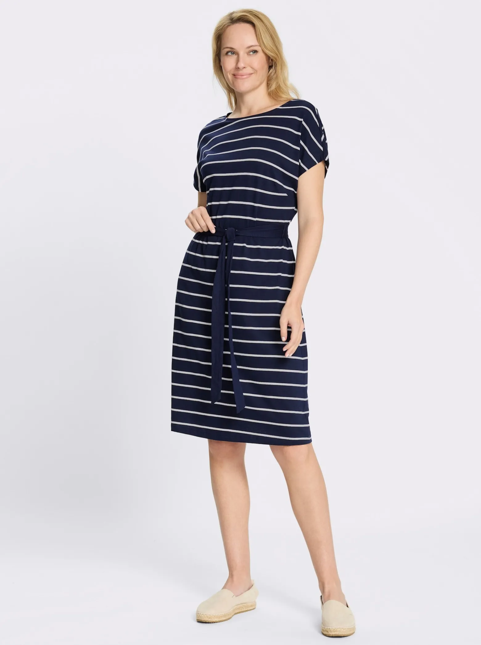 Jerseykleid mit Bindegürtel
