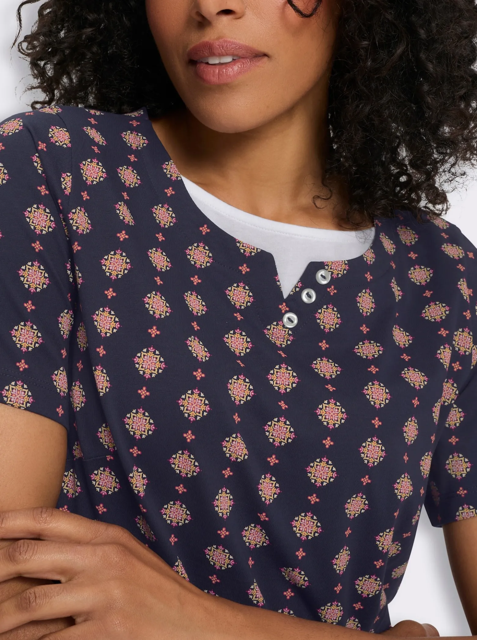 Jerseykleid mit einfarbigem Einsatz am Ausschnitt