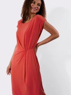 Jerseykleid mit Taillenbetonung