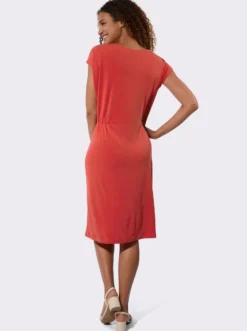 Jerseykleid mit Taillenbetonung
