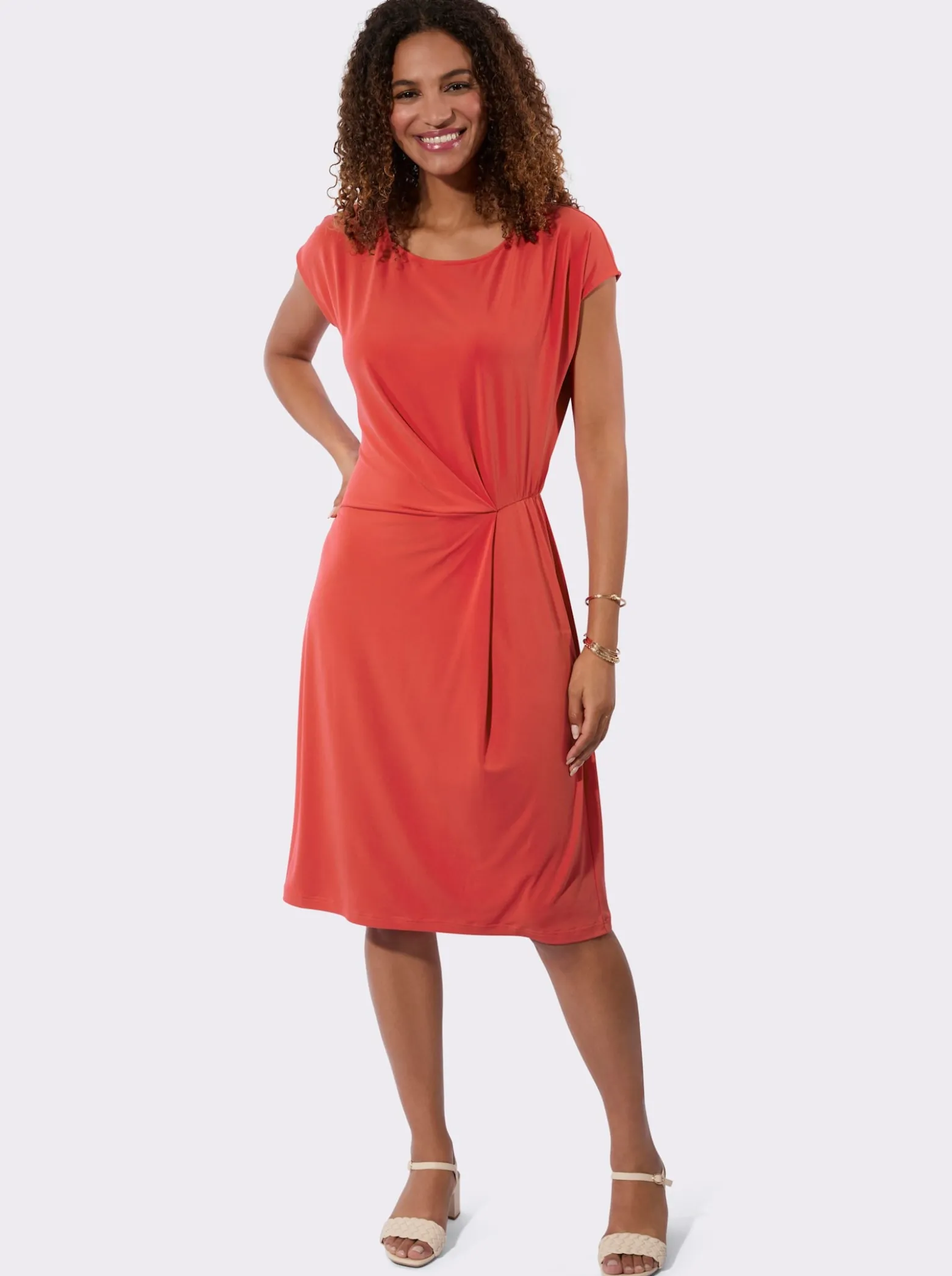 Jerseykleid mit Taillenbetonung