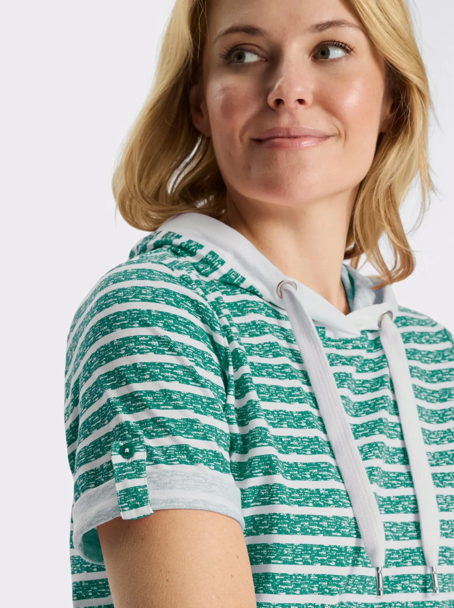 Kapuzenshirt mit kurzen Ärmeln