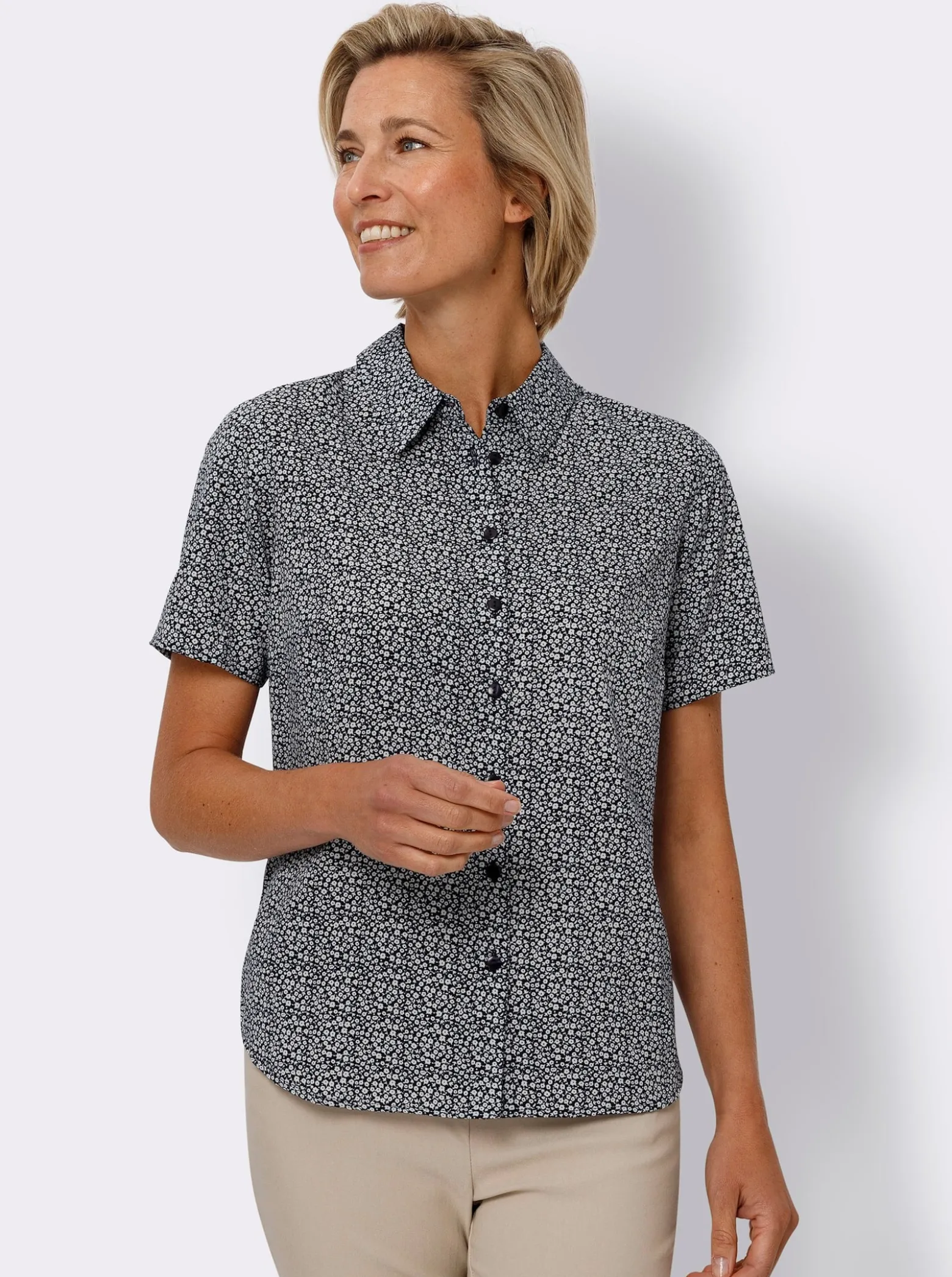 Kurzarm-Bluse im floralen Dessin