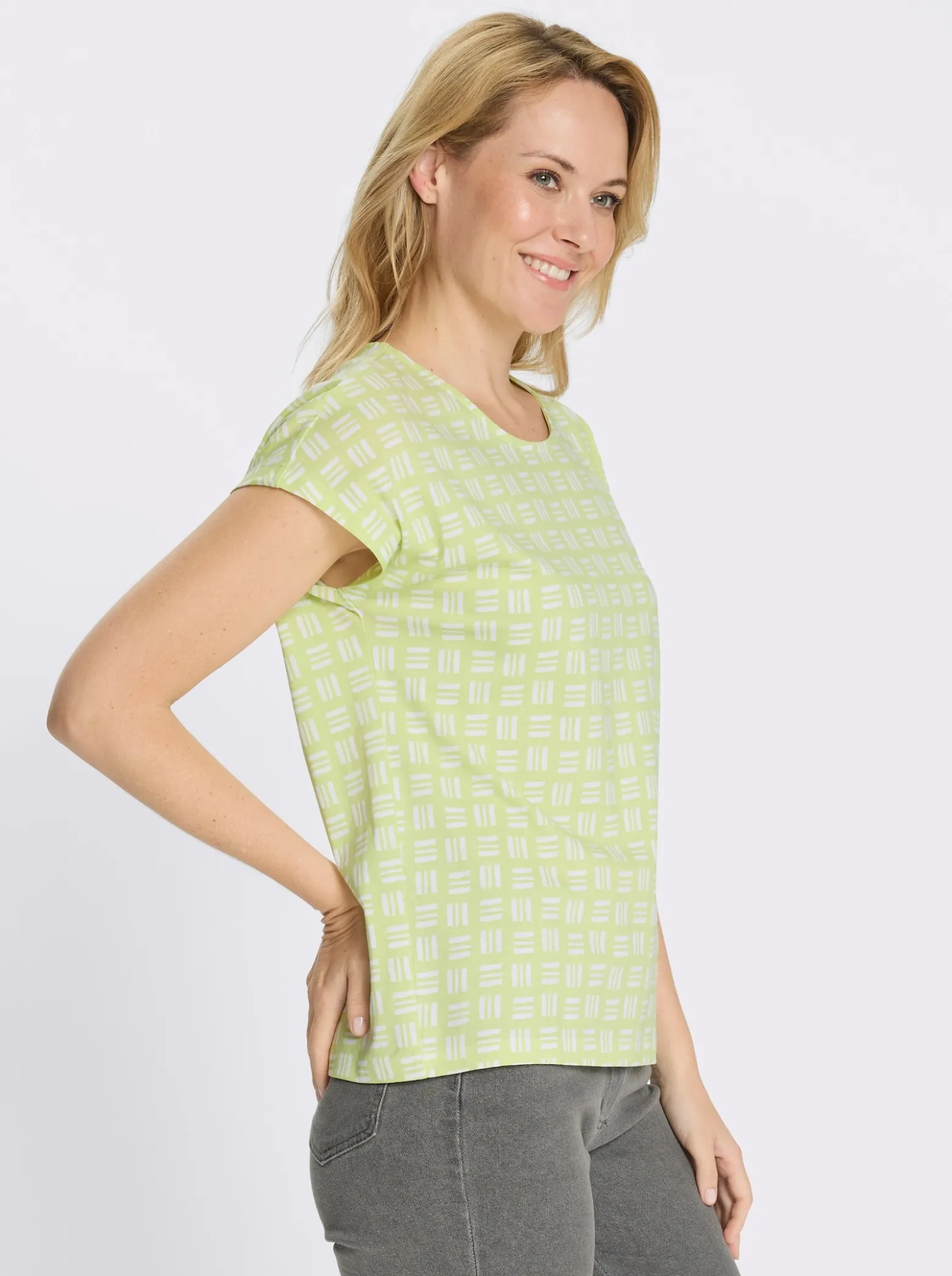 Kurzarmshirt im Allover-Druckmuster