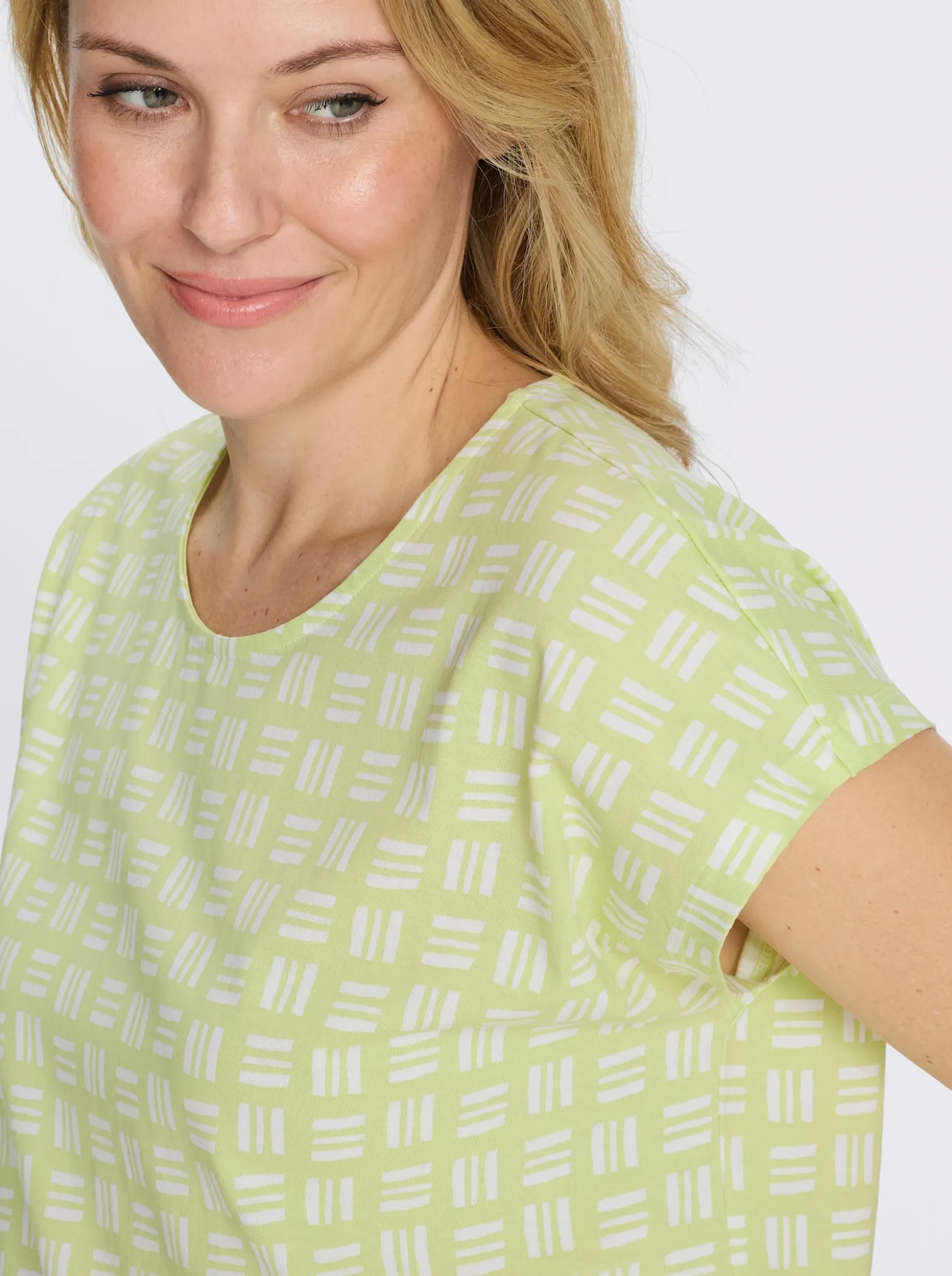 Kurzarmshirt im Allover-Druckmuster