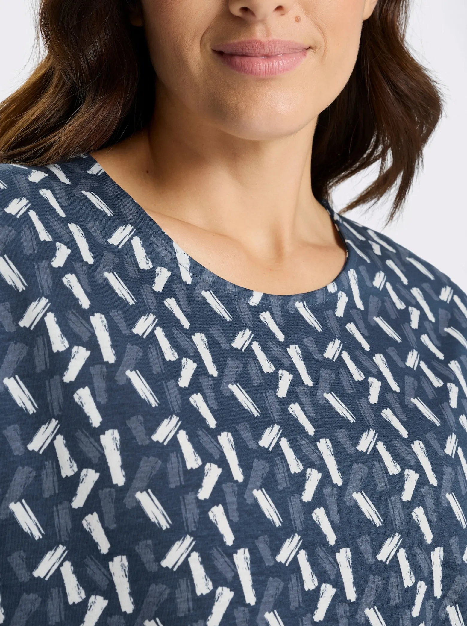 Kurzarmshirt im farbharmonischen Druckmuster