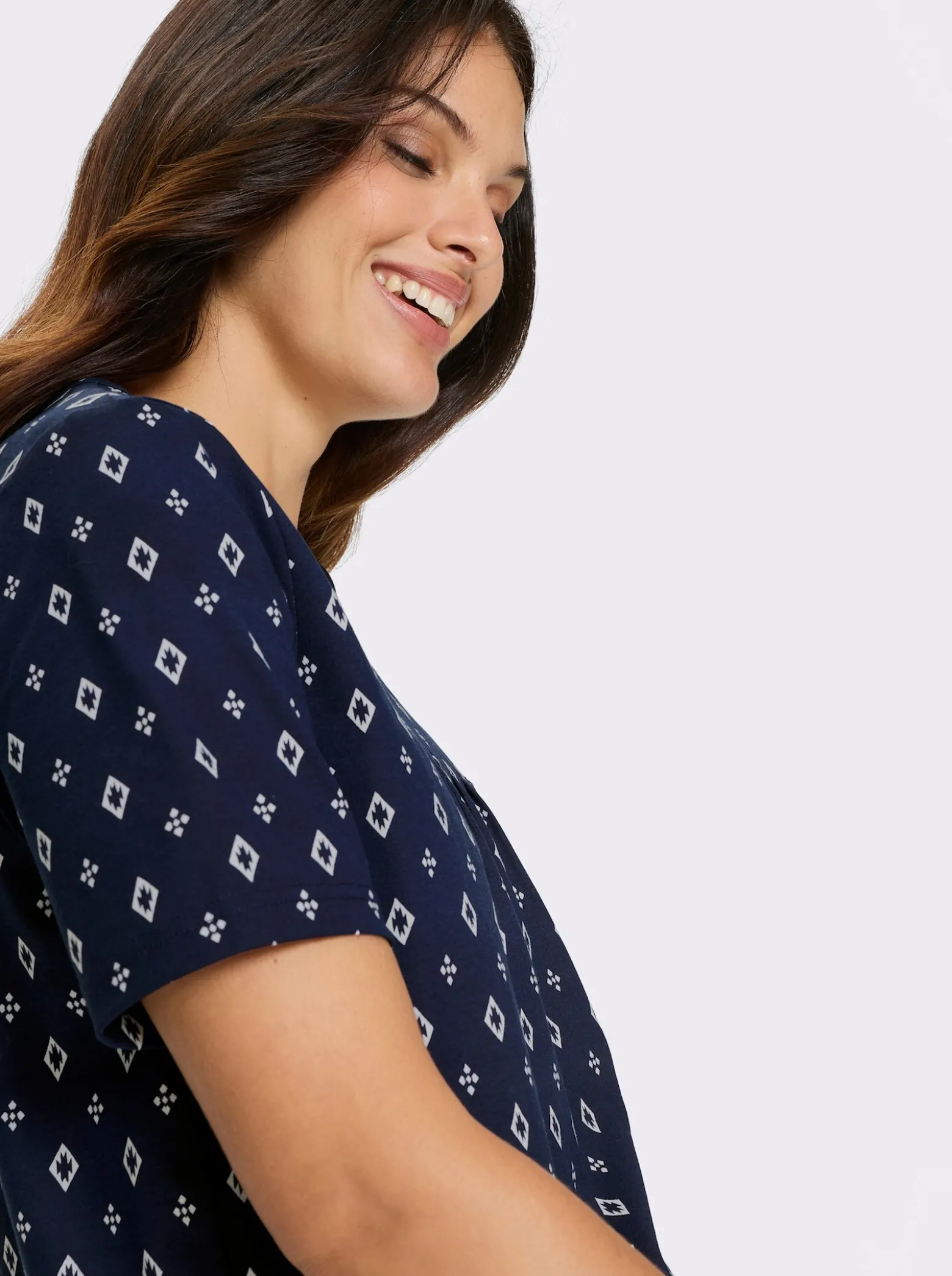 Kurzarmshirt im Minimal-Muster