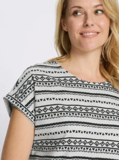 Kurzarmshirt mit überschnittenen Schultern