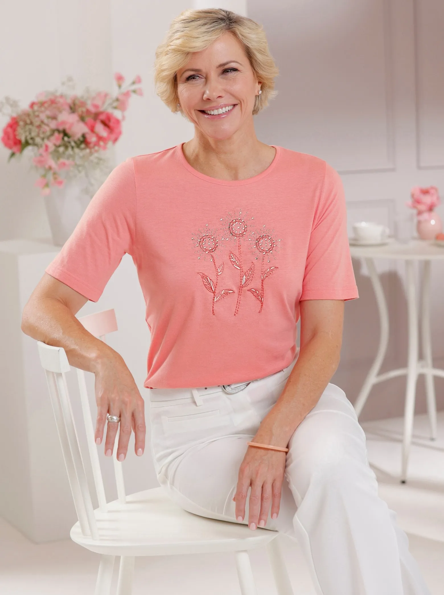 Kurzarmshirt mit Blümchenstickerei