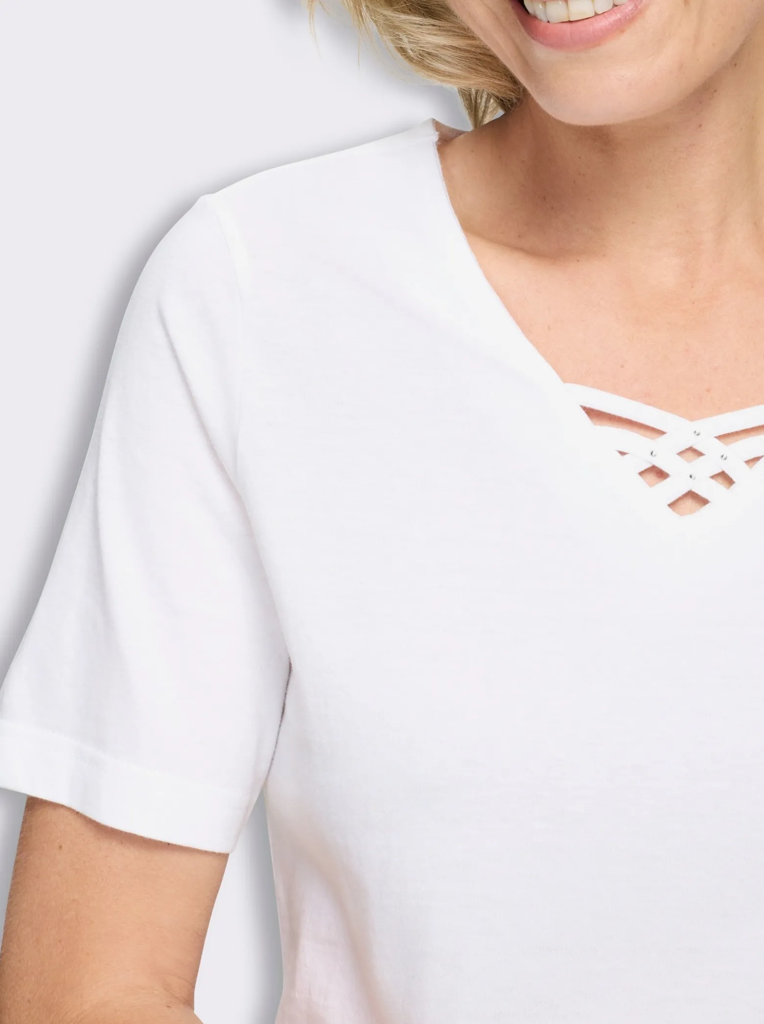 Kurzarmshirt mit Blüten-Stickerei