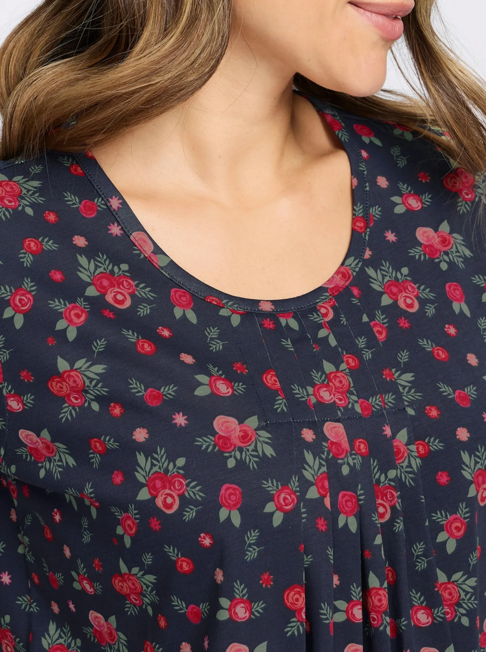 Kurzarmshirt mit Falten am Ausschnitt
