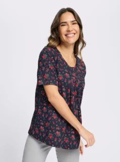 Kurzarmshirt mit Falten am Ausschnitt