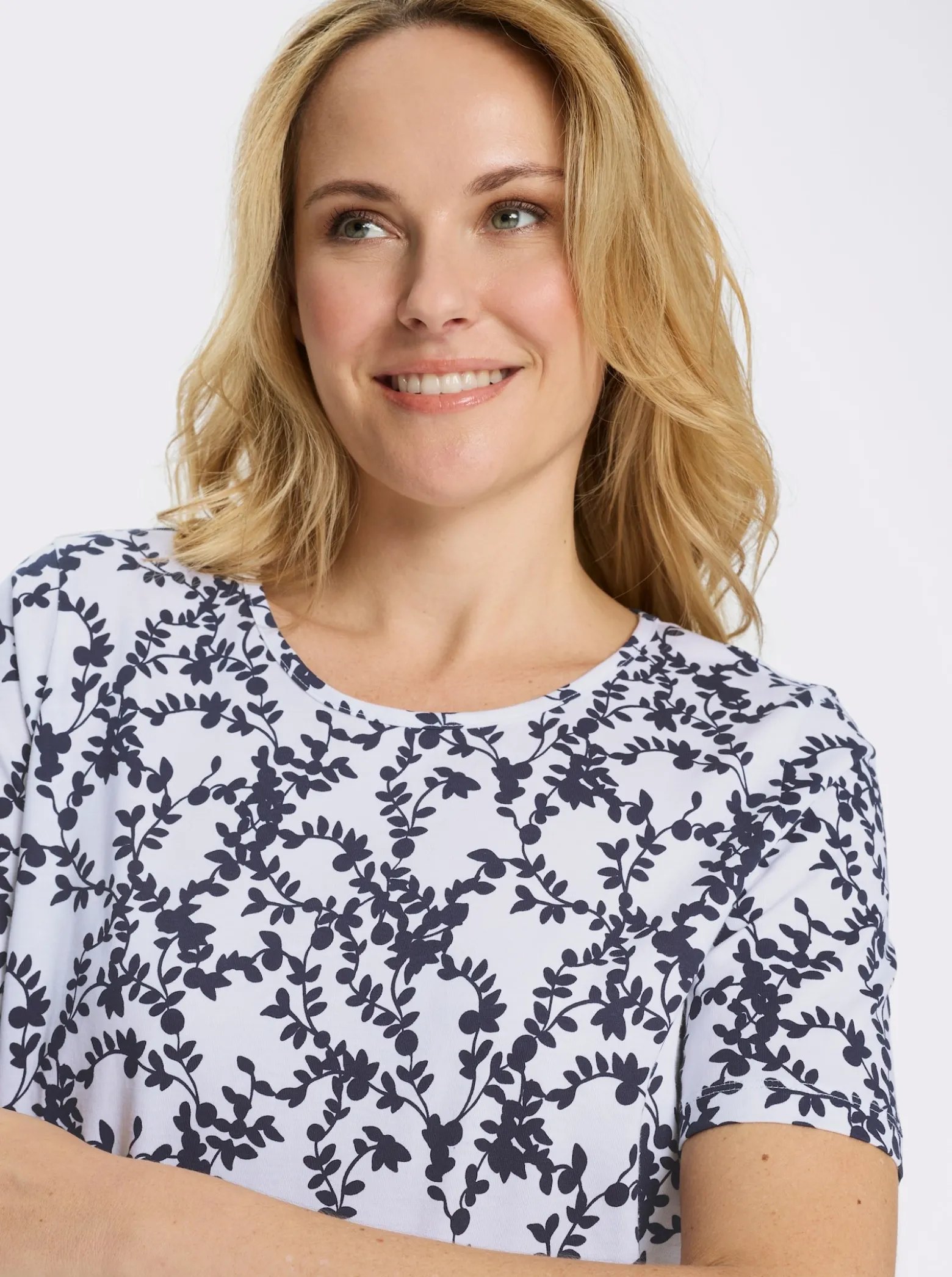 Kurzarmshirt mit floralem Muster