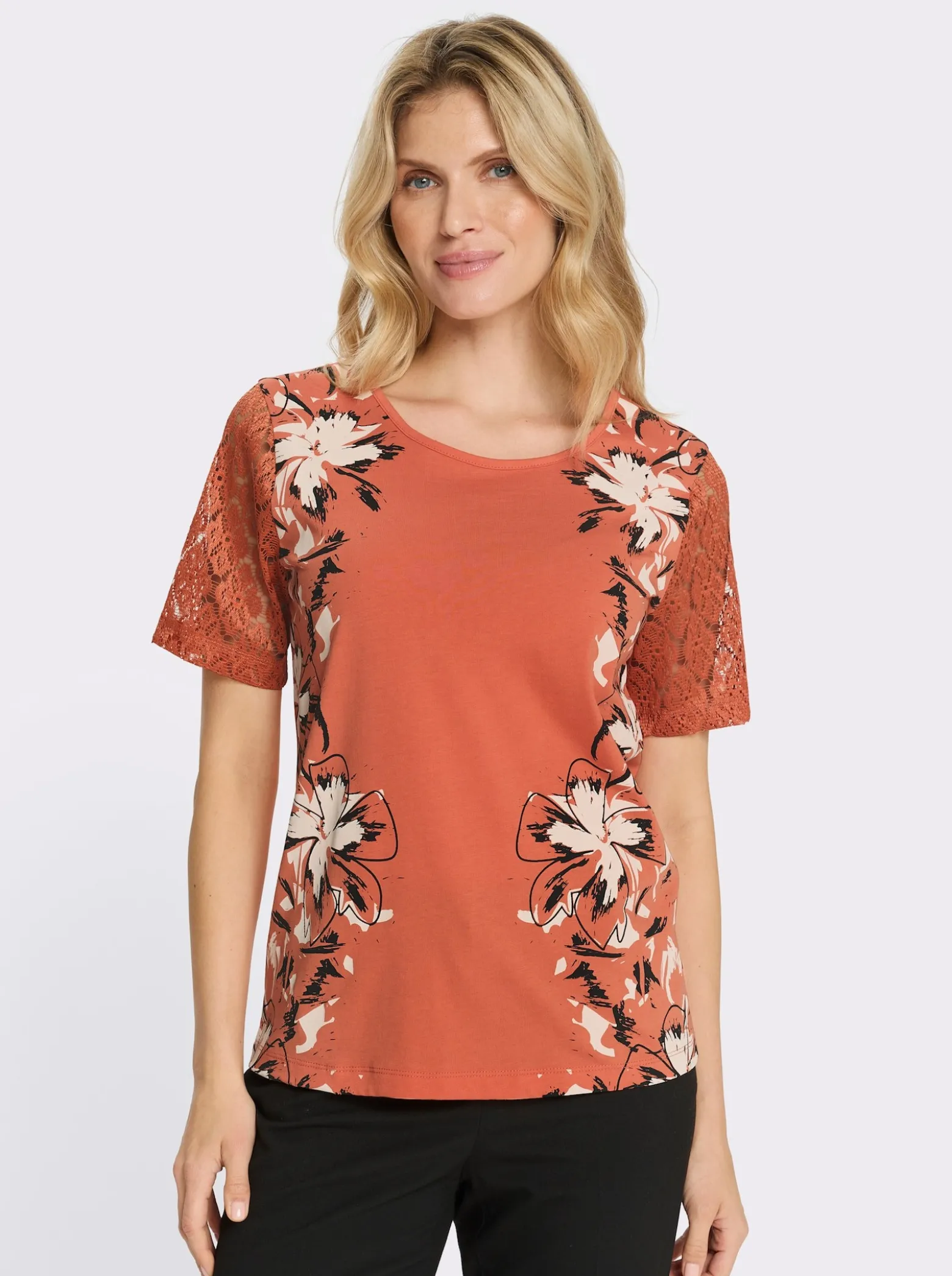 Kurzarmshirt mit floralem Print an den Seiten