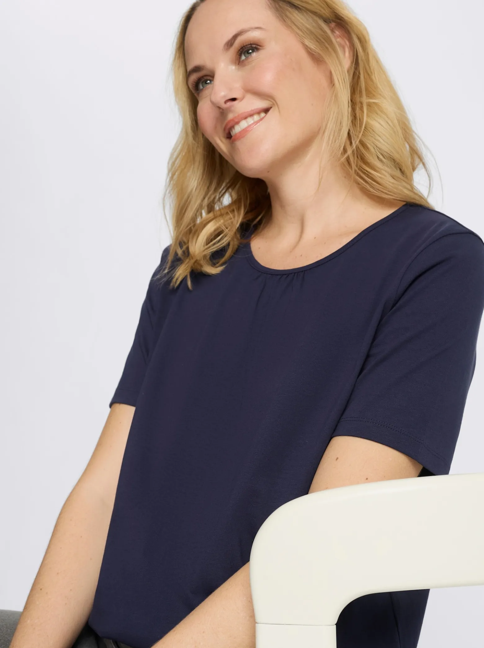 Kurzarmshirt mit gerafftem Ausschnitt