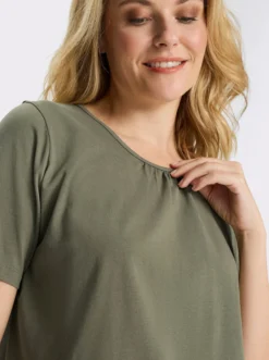 Kurzarmshirt mit gerafftem Ausschnitt