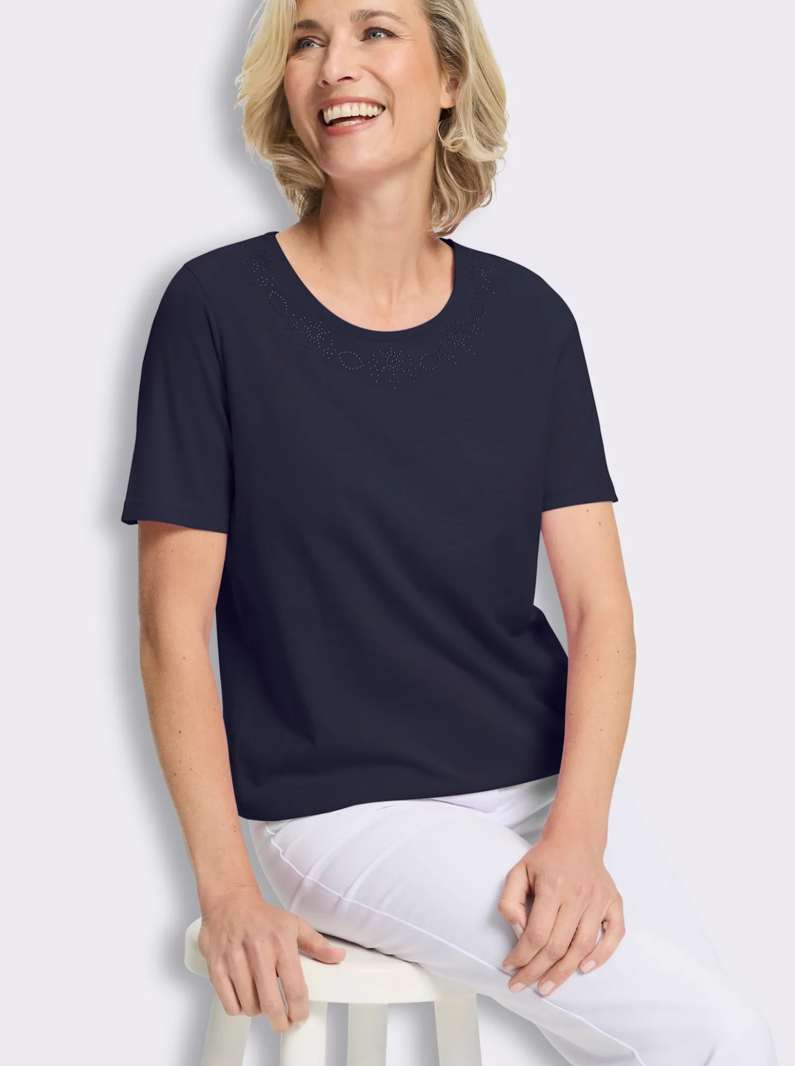 Kurzarmshirt mit Glitzersteinchen-Applikation