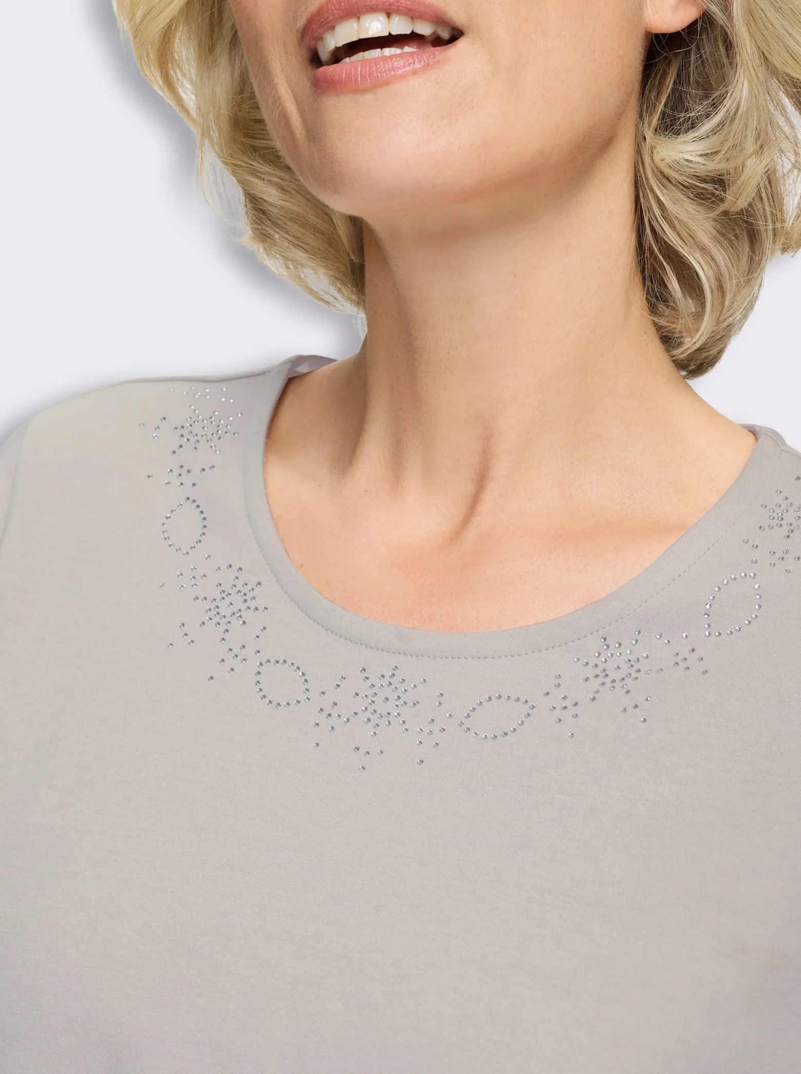 Kurzarmshirt mit Glitzersteinchen-Applikation