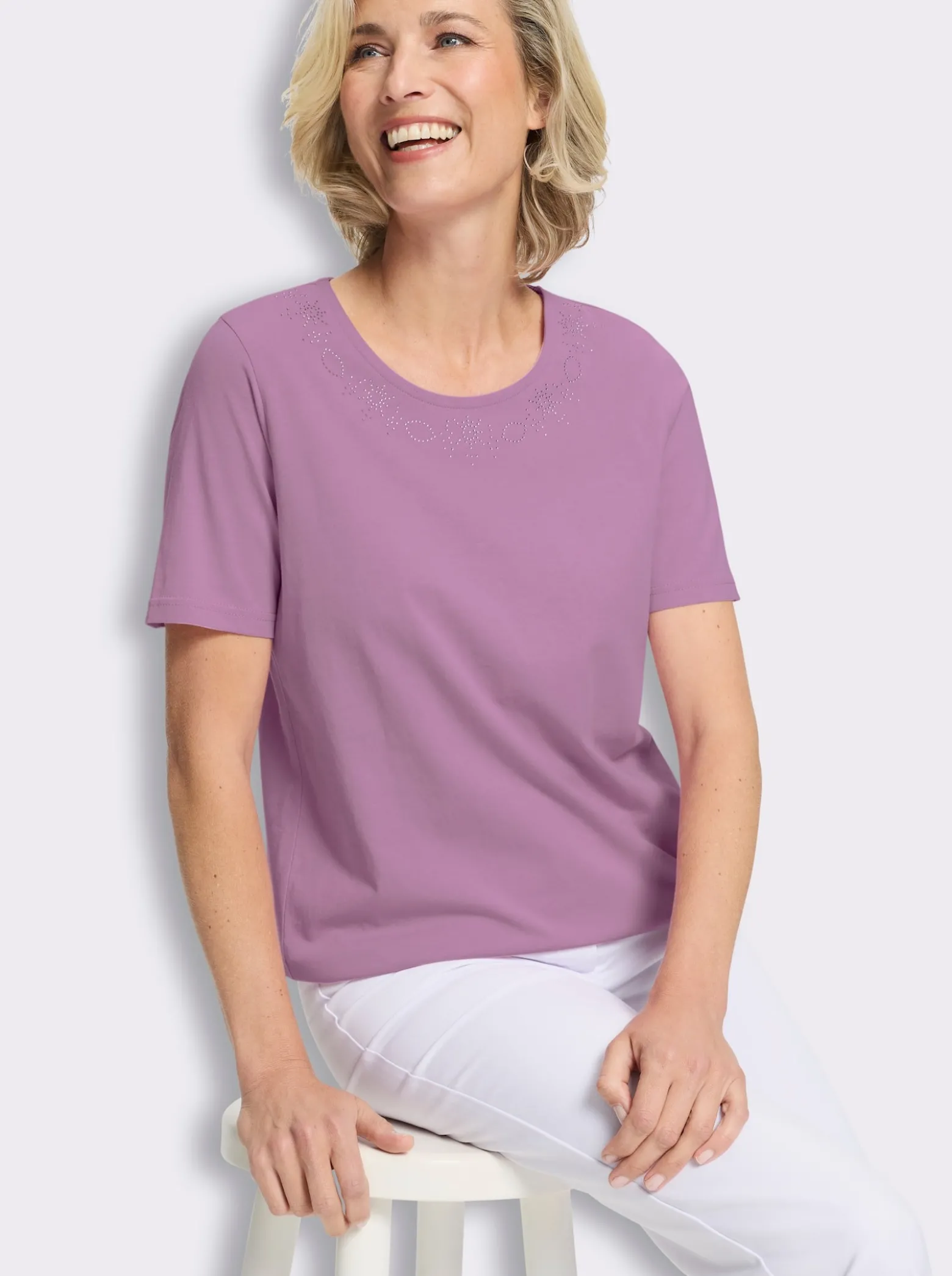 Kurzarmshirt mit Glitzersteinchen-Applikation