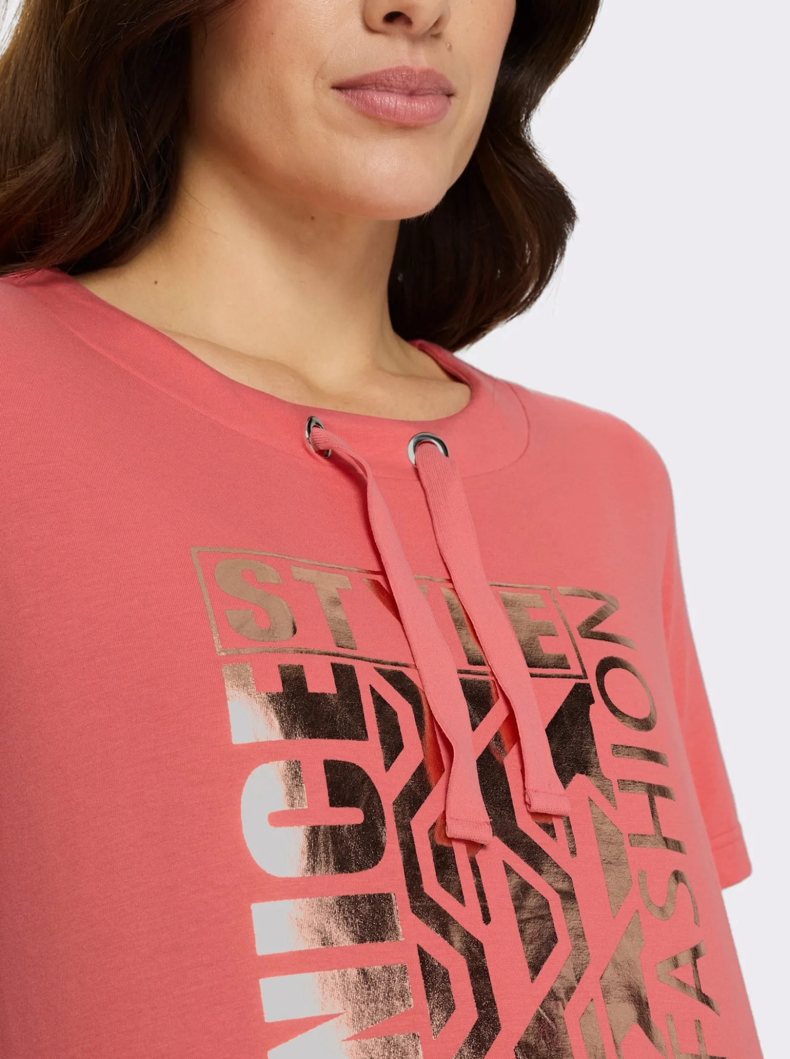 Kurzarmshirt mit glänzendem Druckmuster