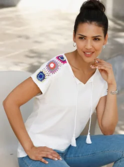 Kurzarmshirt mit Häkelspitze