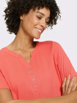Kurzarmshirt mit Kontrastknöpfen