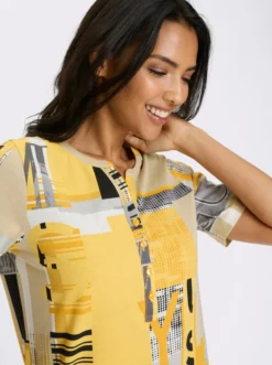 Kurzarmshirt mit kurzer Knopfleiste