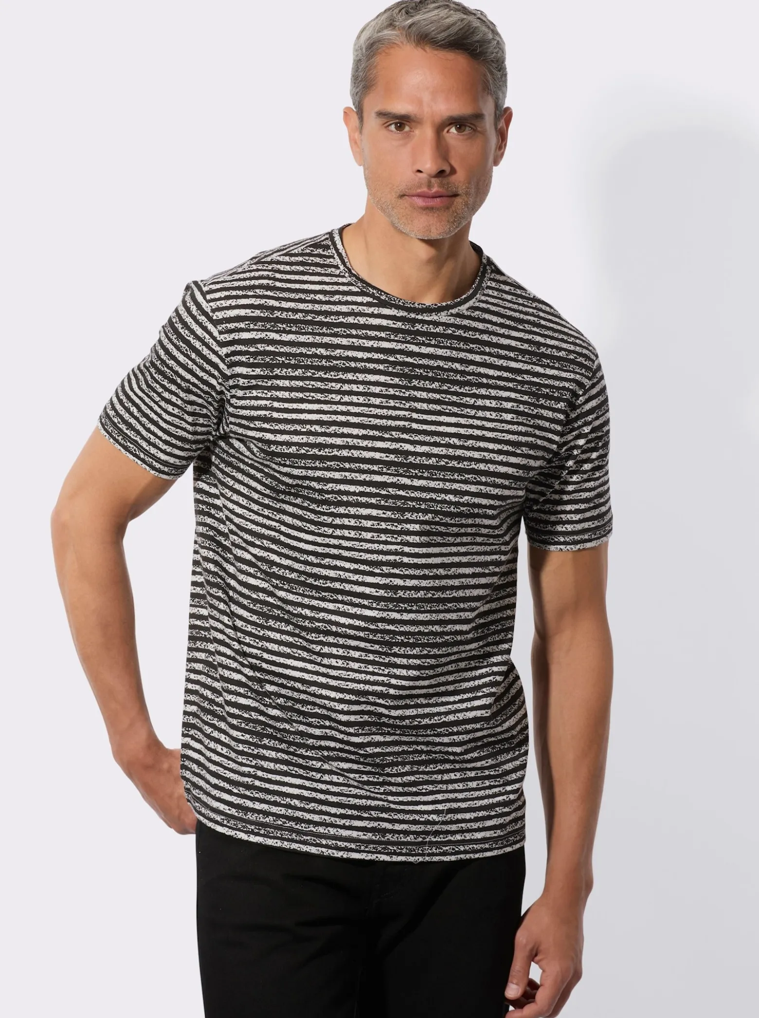 Kurzarmshirt mit Ringel-Muster allover