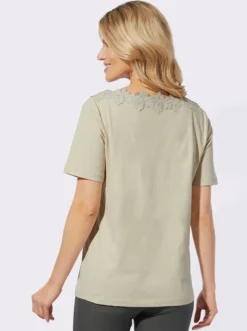 Kurzarmshirt mit Spitze am U-Boot-Ausschnitt