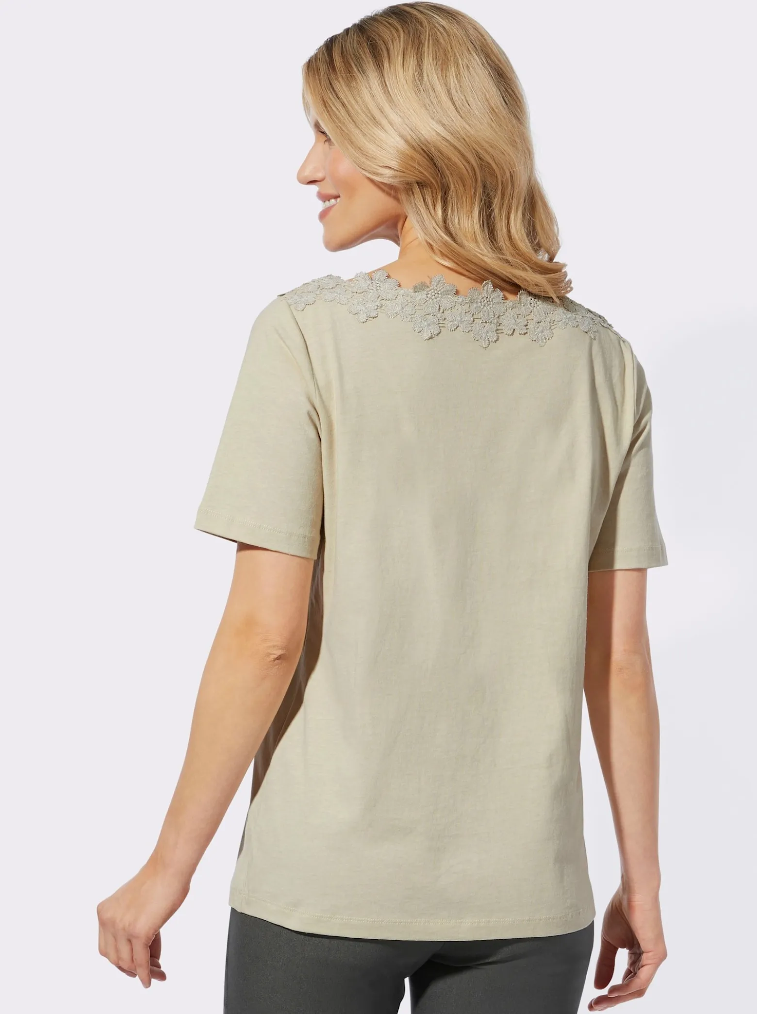Kurzarmshirt mit Spitze am U-Boot-Ausschnitt