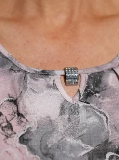Kurzarmshirt mit Zierspange