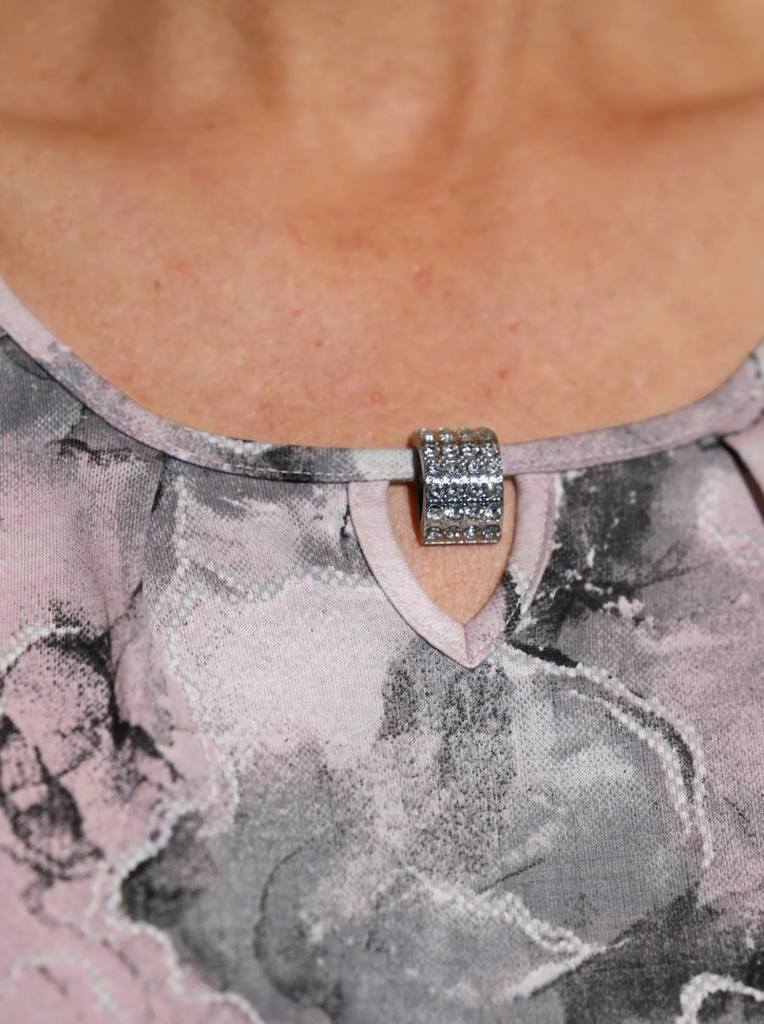 Kurzarmshirt mit Zierspange