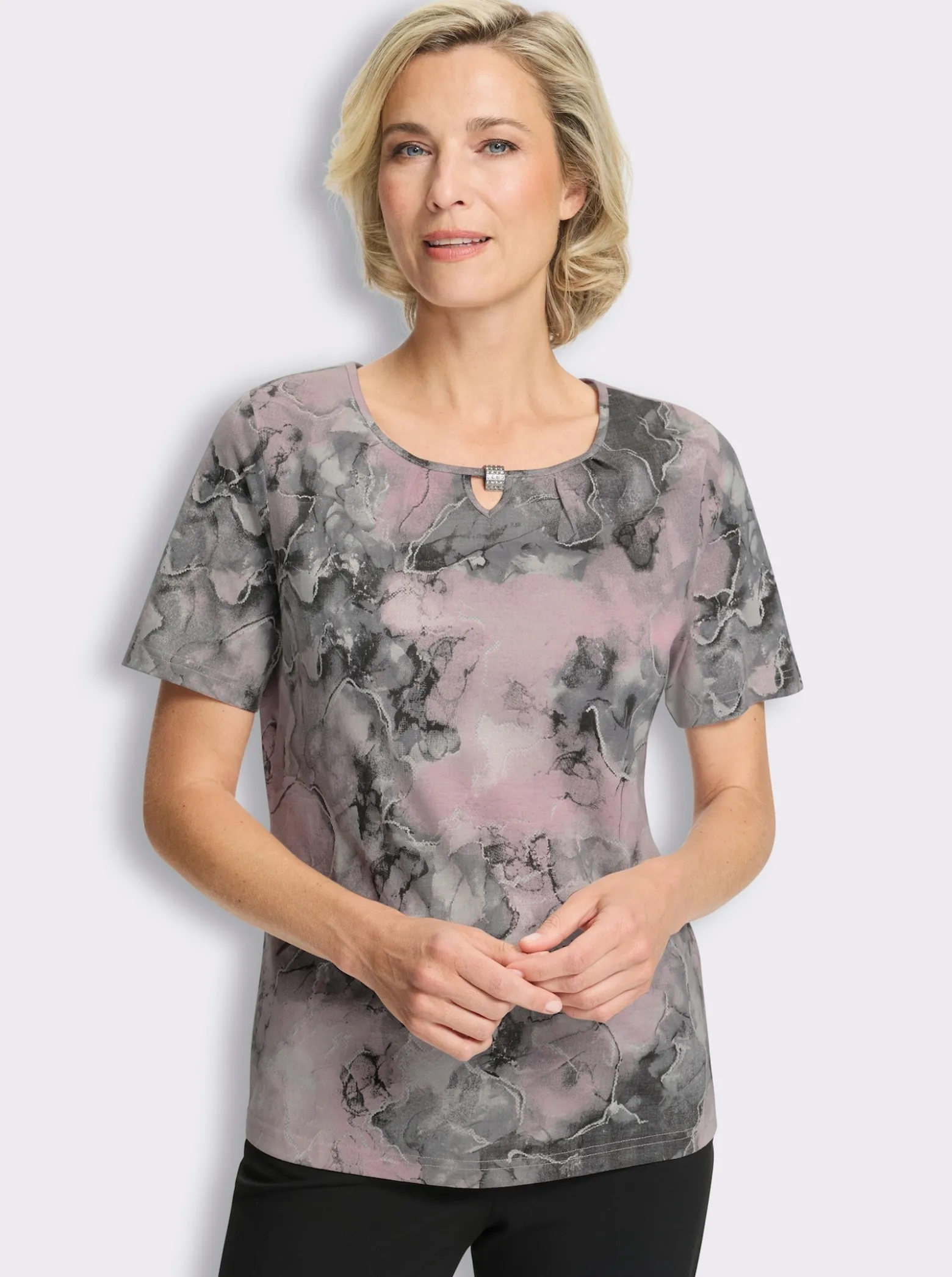 Kurzarmshirt mit Zierspange