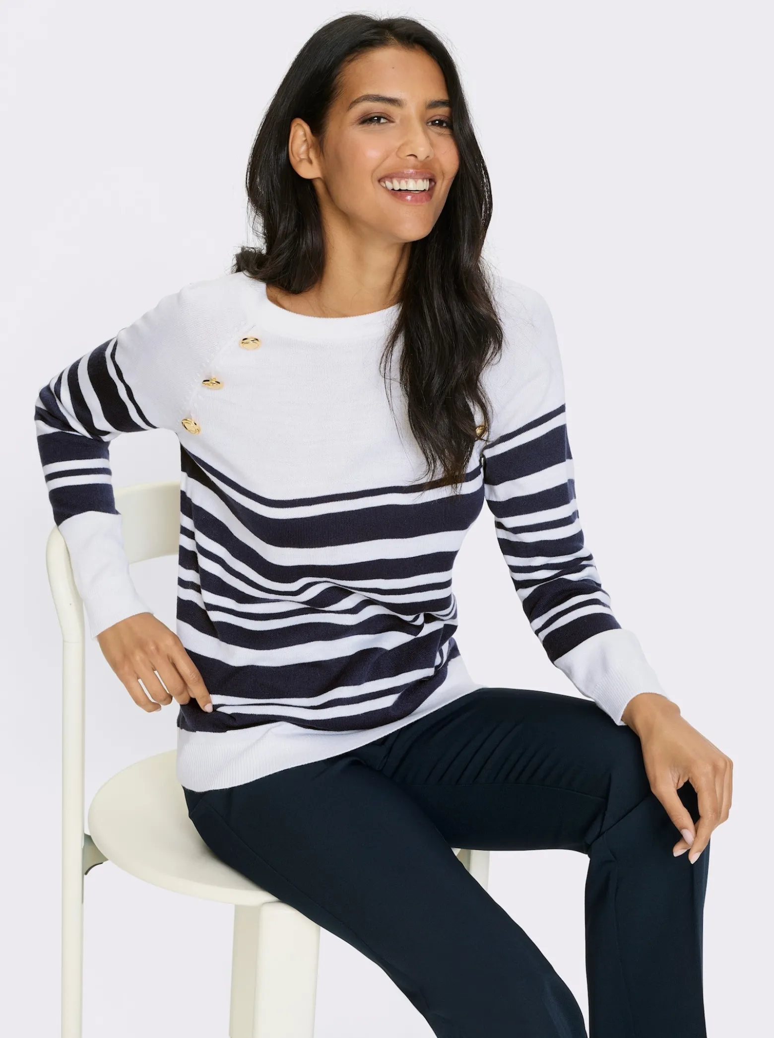Langarm-Pullover mit goldfarbenen Knöpfen